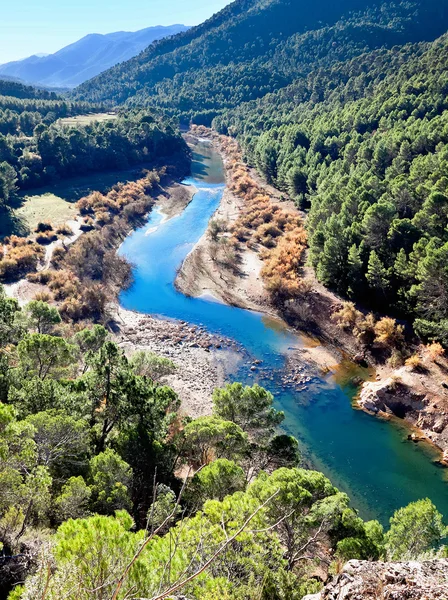 Paesaggio montano con fiume. Fiume Guadalquivir — Foto Stock