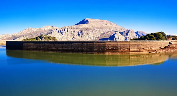 Baraj Tajo de la Encantada androyal Trail yakınında su gövdesi ( — Stok fotoğraf