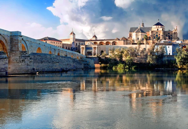 Puente Romano y río Guadalquivir, Gran Mezquita, Córdoba, Spai — Foto de Stock
