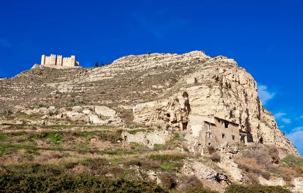 Zamek Mequinenza w słoneczny dzień. Aragon, Hiszpania — Zdjęcie stockowe