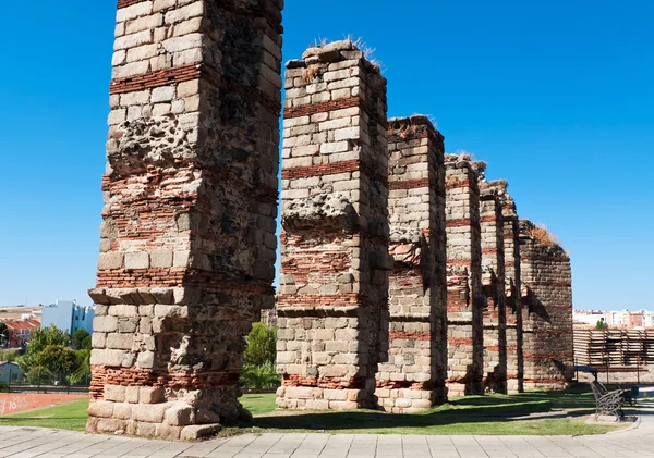 Akvedukten ruinerna av los milagros, merida, Spanien — Stockfoto