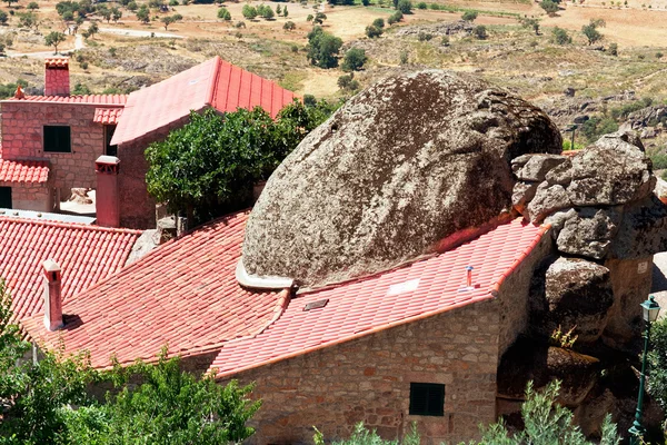 Edificio construido alrededor de una gran piedra en el antiguo pueblo de Mons — Foto de Stock