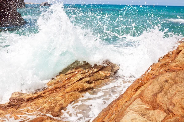 Fala i plamy na plaży katedr w ribadeo, Galicji, sp — Zdjęcie stockowe