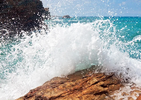 Welle und Spritzer am Strand der Kathedralen in Ribadeo, Galicien, Sp — Stockfoto