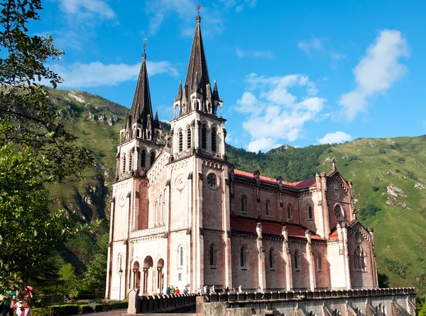 Basiliek van santa maria, covadonga, asturias, Spanje — Stockfoto
