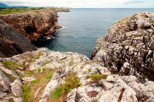 Przybrzeżne skały w pobliżu plaży gulpiyuri, asturias, Hiszpania — Zdjęcie stockowe