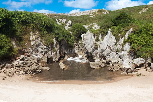 Plaża gulpiyuri, asturias, Hiszpania — Zdjęcie stockowe