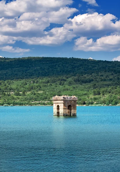 Distruzione del vecchio campanile del villaggio sommerso Muedra forma — Foto Stock