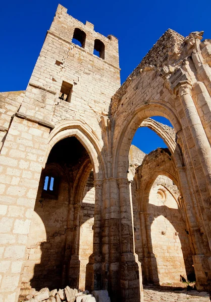 Santa Eulalian kirkon rauniot Palenzuelassa. Kalpeuden maakunta — kuvapankkivalokuva