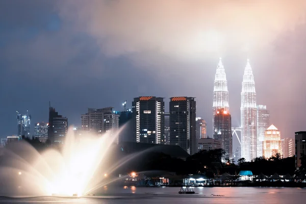 Vues de Kuala Lumpur au lac Titiwangsa, Malaisie — Photo