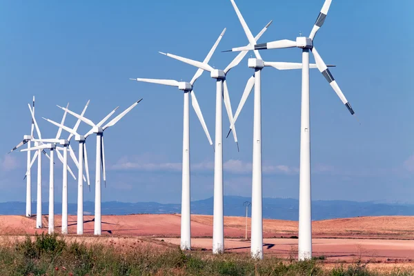 Moinhos de vento para produção de energia elétrica — Fotografia de Stock