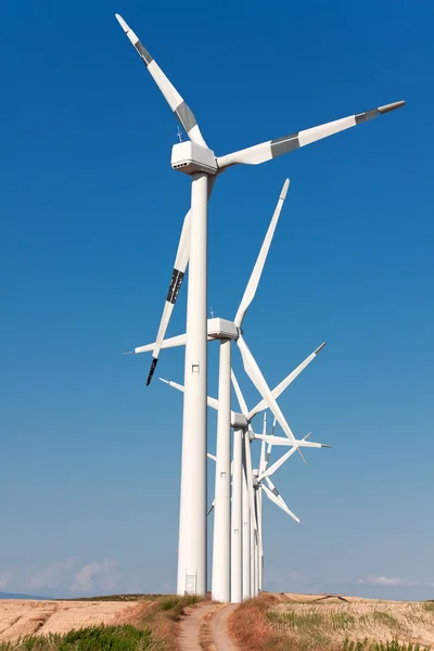 Moinhos de vento para produção de energia elétrica — Fotografia de Stock