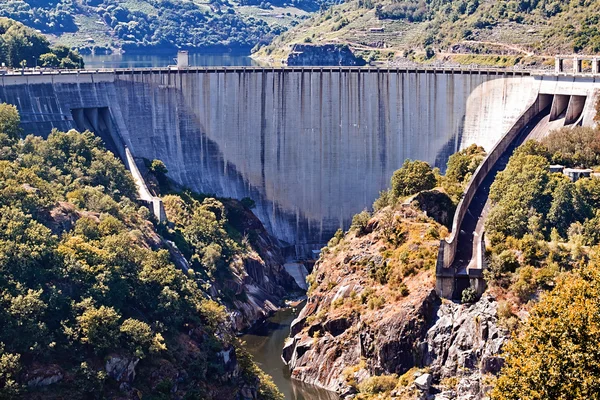 Barragem e reservatório de Belesar no rio Mino, Galiza, Espanha — Fotografia de Stock