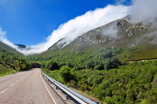 Katabatic wind in Cantabrian mountains on border of Asturias and — Stock Photo, Image