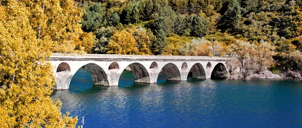 Vecchio ponte sul fiume Aralla che scorre nel serbatoio di Los Bar — Foto Stock