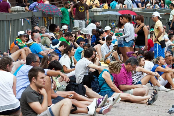 Spettatori in previsione dell'inizio della tradizionale corsa ippica annuale del Palio di Siena in Piazza del Campo " — Foto Stock