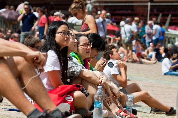 Spectators in anticipation of start of annual traditional Palio di Siena horse race in medieval square "Piazza del Campo" — Stock Photo, Image