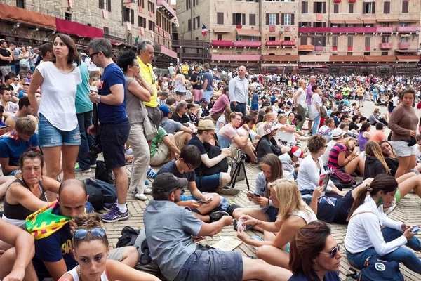 Spettatori sguardo di inizio della tradizionale corsa ippica annuale del Palio di Siena in piazza medievale "Piazza del Campo " — Foto Stock