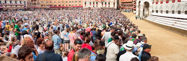 Espectadores antes del inicio de la tradicional carrera de caballos anual Palio di Siena en la plaza medieval "Piazza del Campo " — Foto de Stock