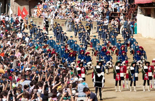 Parade before start of annual traditional Palio di Siena horse race in medieval square "Piazza del Campo" — Stock Photo, Image