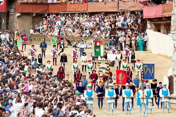Desfile antes do início da tradicional corrida anual de cavalos Palio di Siena na praça medieval "Piazza del Campo " — Fotografia de Stock