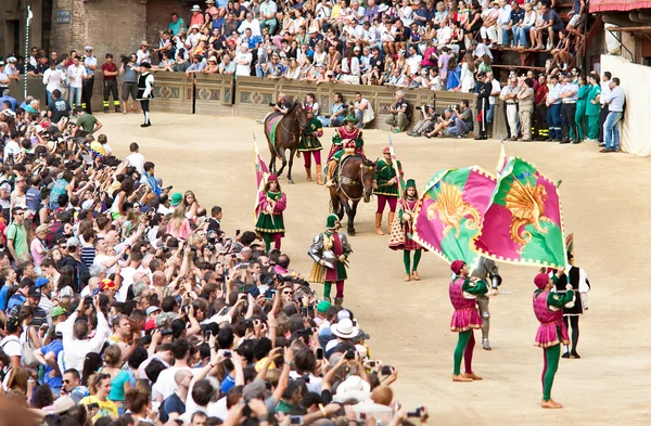 Parade przed rozpoczęciem rocznego tradycyjny wyścig konny Palio di Siena w średniowiecznej kwadrat "Piazza del Campo" — Zdjęcie stockowe