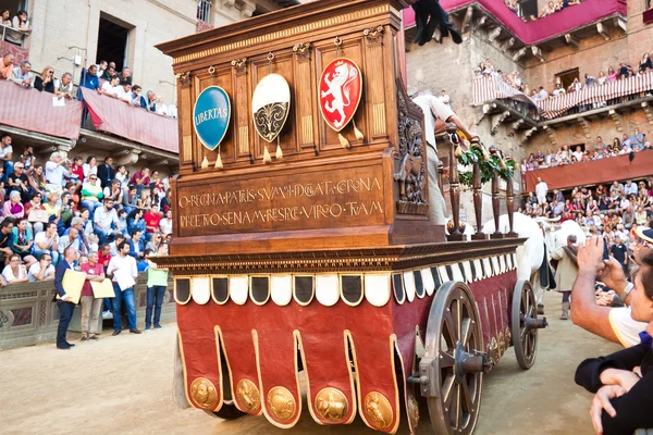 在中世纪广场 "坎波广场" 开始一年一度的传统锡耶纳赛马前的游行" — 图库照片