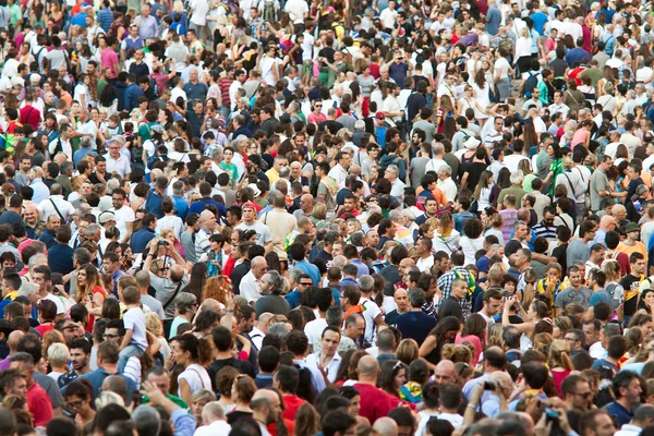 Spectators in anticipation of start of annual traditional Palio di Siena horse race in medieval square "Piazza del Campo" — Stock Photo, Image