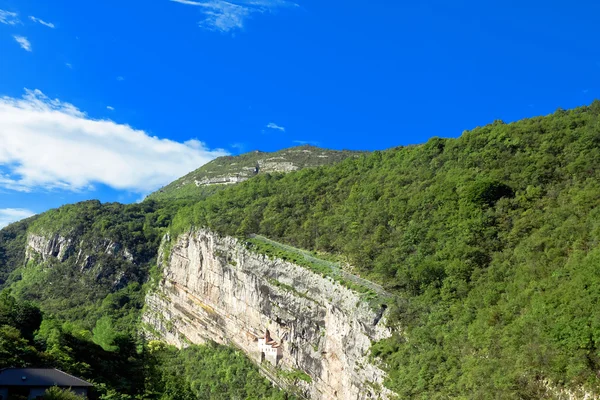 Einsiedelei des Heiligen Kolumban. rovereto, Provinz Trentino-Alto — Stockfoto