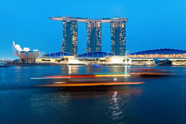 Marina Bay Sands hôtel dans la soirée à Singapour — Photo
