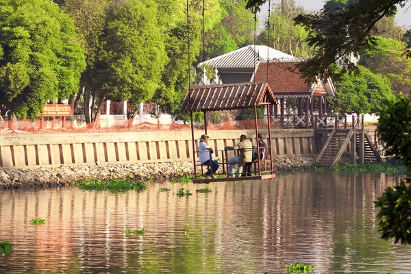 Pequeño teleférico (plataforma) a través del río Chao Phraya en Bang Pa In Palace, Tailandia — Foto de Stock