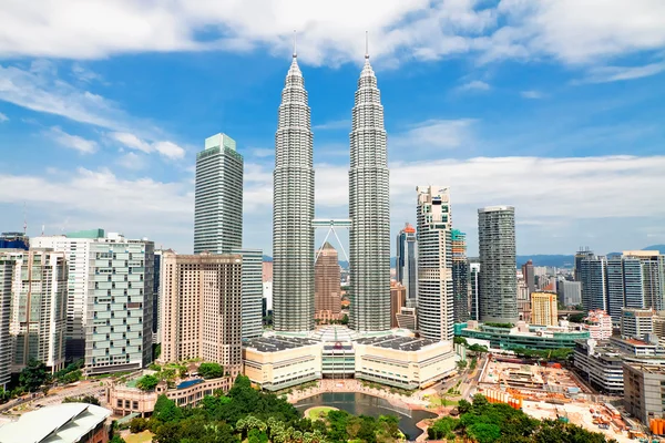 Torres Gemelas Petronas de día en Kuala Lumpu Imágenes de stock libres de derechos