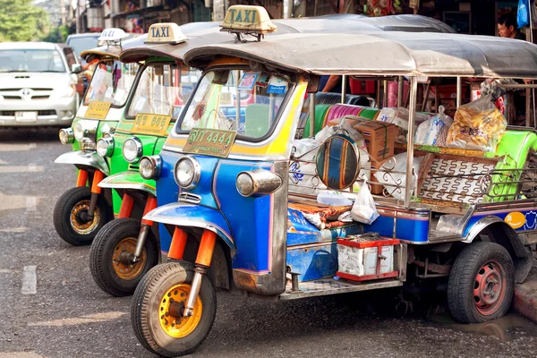 Tuk Tuk taxa venter kunder om det største marked Khlong Toey Bangkok Stock-billede