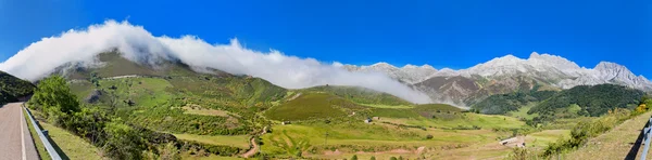 在坎塔布连山脉接壤的阿斯图里亚斯的上坡风和 免版税图库照片