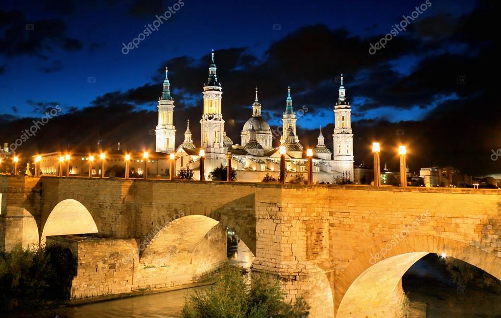 サラゴサ大聖堂とエブロ川アラゴン州 スペイン ストック写真 C Mmedp