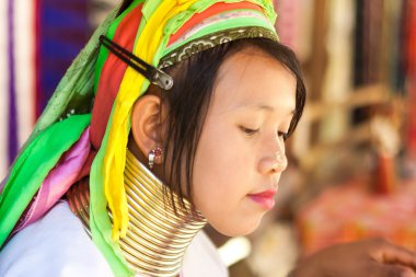 Genç kadın boyun Ban Nai Soi, Tayland halkaları olan Karen kabile