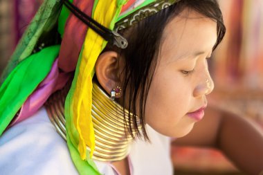 Genç kadın boyun Ban Nai Soi, Tayland halkaları olan Karen kabile