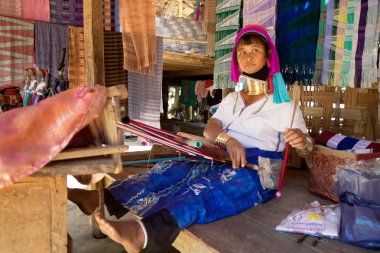 Tezgah Ban Nai Soi, Tayland, çalışan Karen kabile kadın