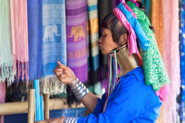 Tezgah Ban Nai Soi, Tayland, çalışan Karen kabile kadın