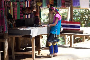 Karen kabile kadına bir durak ile Hatıra Eşyası Ban Nai Soi, Tayland