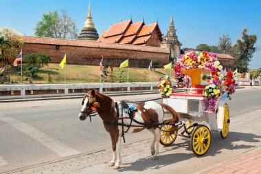 at arabası içinde tapınak Phrathat Lampang Luang Lampang, Tayland