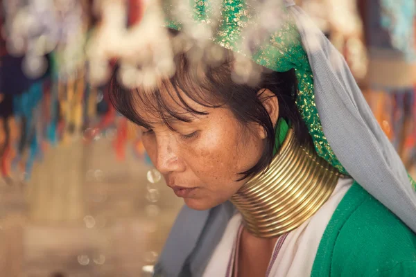 Karen kmen žena s kruhy na krk v Ban Nai Soi, Thajsko — Stock fotografie