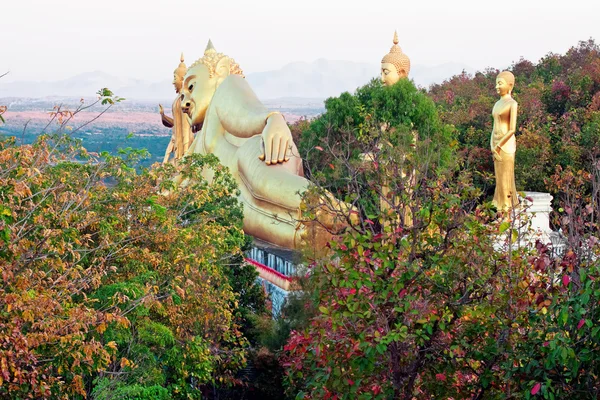 Socha ležícího Buddhy. Chrám Mok Khan Lan. Chom Thong, — Stock fotografie