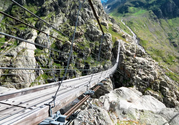 Trift Bridge, pedestrian-only suspension bridge in Alps. Canton — Stock Photo, Image