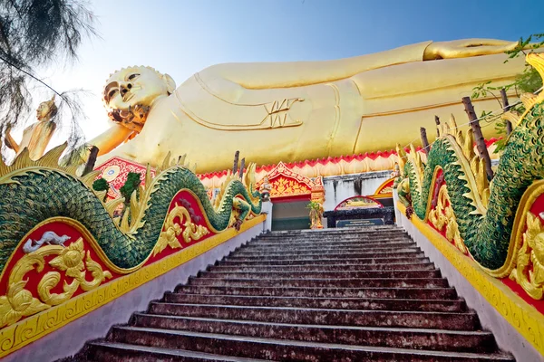 Fekvő Buddha szobor. Mok templom Khan Lan. Chom Thong, — Stock Fotó