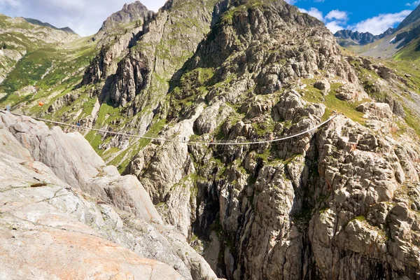 Trift Bridge, pedestrian-only suspension bridge in Alps. Canton — Stock Photo, Image