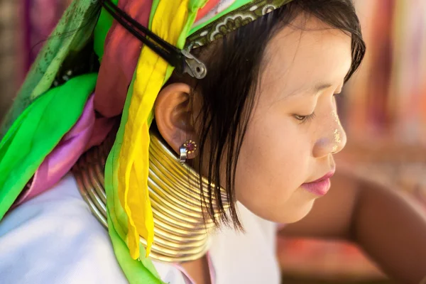 Mujer joven tribu Karen con anillos en el cuello en Ban Nai Soi, Tailandia — Foto de Stock