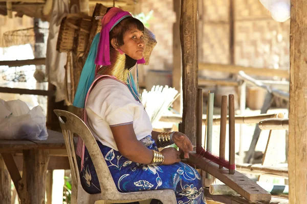 Karen stam vrouw werken bij loom in Ban Nai Soi, Thailand — Stockfoto