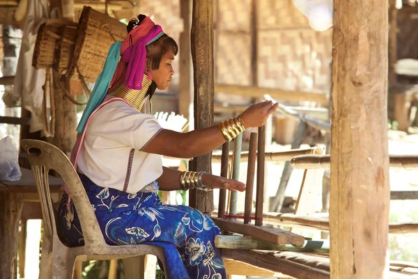 Karen stammen kvinna som arbetar på vävstol i Ban Nai Soi, Thailand — Stockfoto