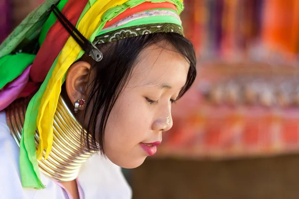 Mujer joven tribu Karen con anillos en el cuello en Ban Nai Soi, Tailandia — Foto de Stock